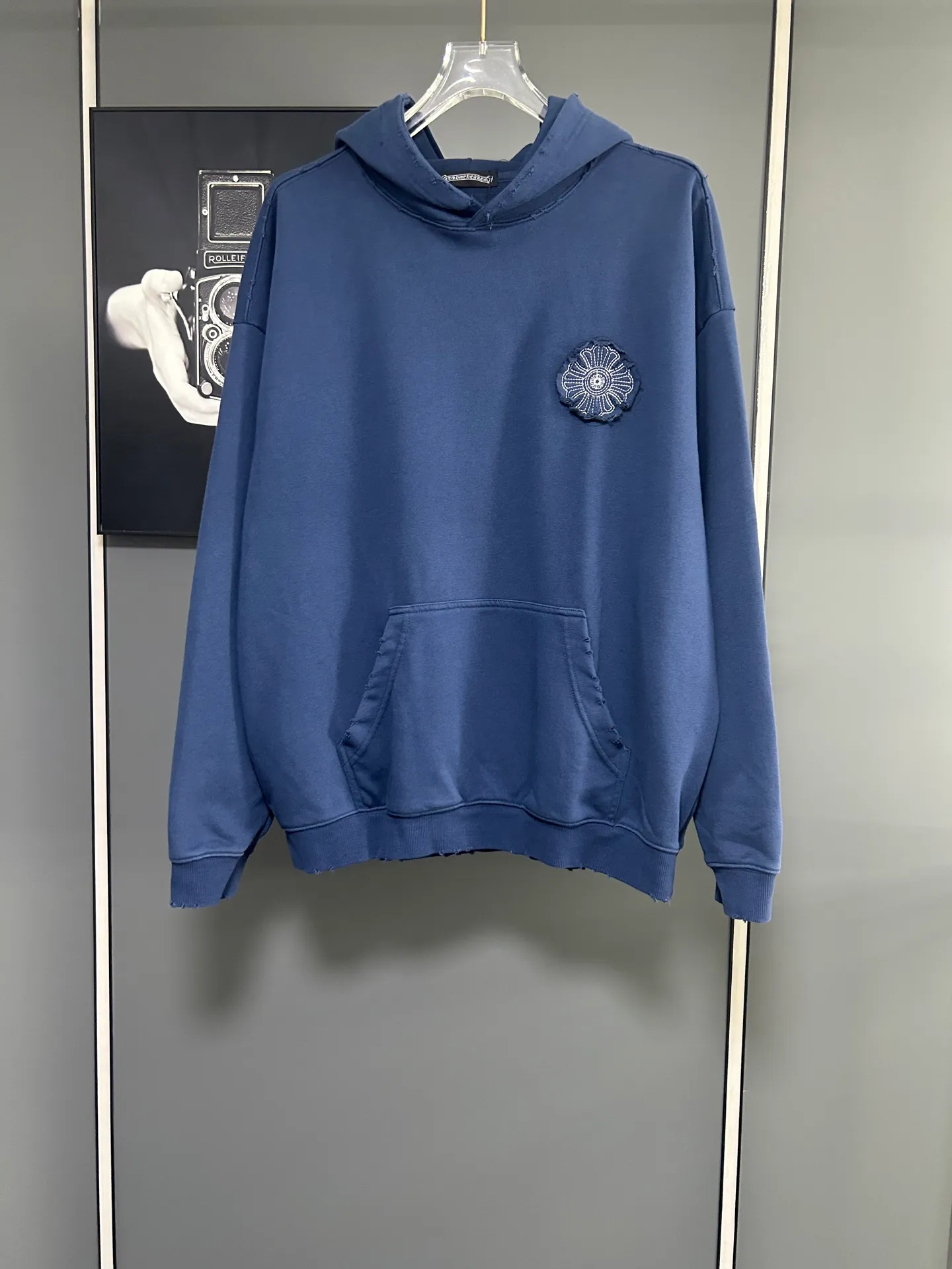 P310 𝗖𝗵𝗿𝗼𝗺𝗲 𝗛𝗲𝗮𝗿𝘁𝘀/Cro Heart 2025 Cross Patch Embroidery Summer New Original Single Counter American Acid Washed Distressed Laser Burnt Patch Embroidery Couple Casual Hooded Sweatshirt 👑The highest version! Customized fabric 440g tripe terry fabric! American acid-washed and distressed original fabric laser burnt ✟appliqué embroidery and exquisite embroidery of letters! The best-selling model at the counter. It is very comfortable to wear. It is low-key yet luxurious. It is very classy when worn. The large size and tailoring are needless to say. The upper body is exquisite and vivid. 👍High-end first-class materials. A truly palace-level product. The cotton from Turkey is of outstanding quality. After heavy washing, the clothes are very soft! Not picky, the upper body is absolutely stylish and extremely luxurious. Auxiliary materials: The original model has been authenticated and labeled ➕100% silk washed with water label. Genuine purchase-grade original hangtag➕matching hanging rope➕3D hanging beads➕original packaging bag. Craftsmanship: The original version has consistent wiring! The highest version of the armhole matching technique! Countless times of pattern making to 100% restore the original appearance! The correct version is the same for men and women, super eye-catching, super good-looking, and super atmospheric! Color: White Black Royal Blue Size, XS S M L